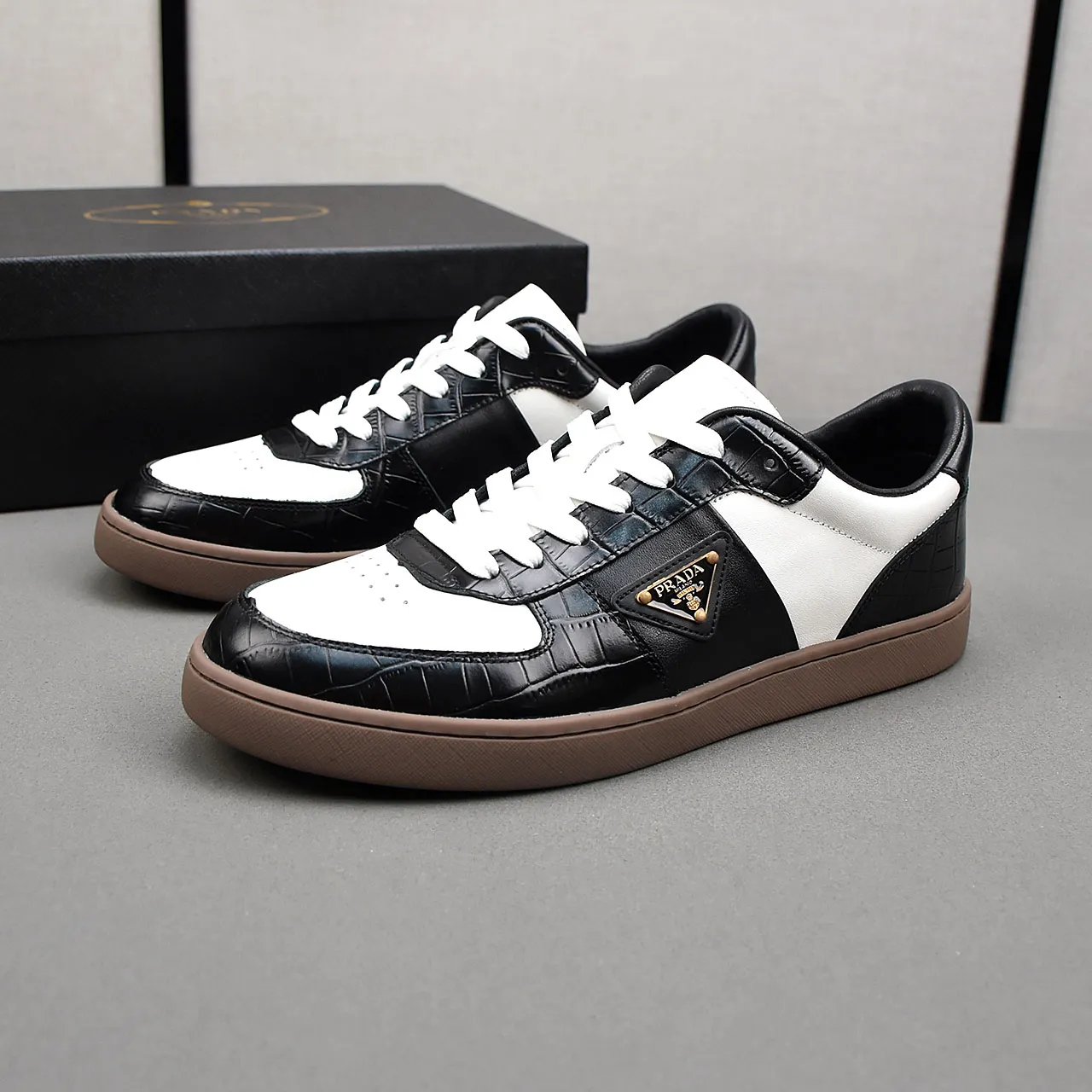 PP400👟👟👟Prada set off the audience! Prada, an international brand that is constantly innovating, this men's casual shoe, the original version, made of cowhide leather at a ratio of one to one at the store, with leather feet and rubber non-slip outsole, breathable and comfortable, quality speaks for itself👄38-44